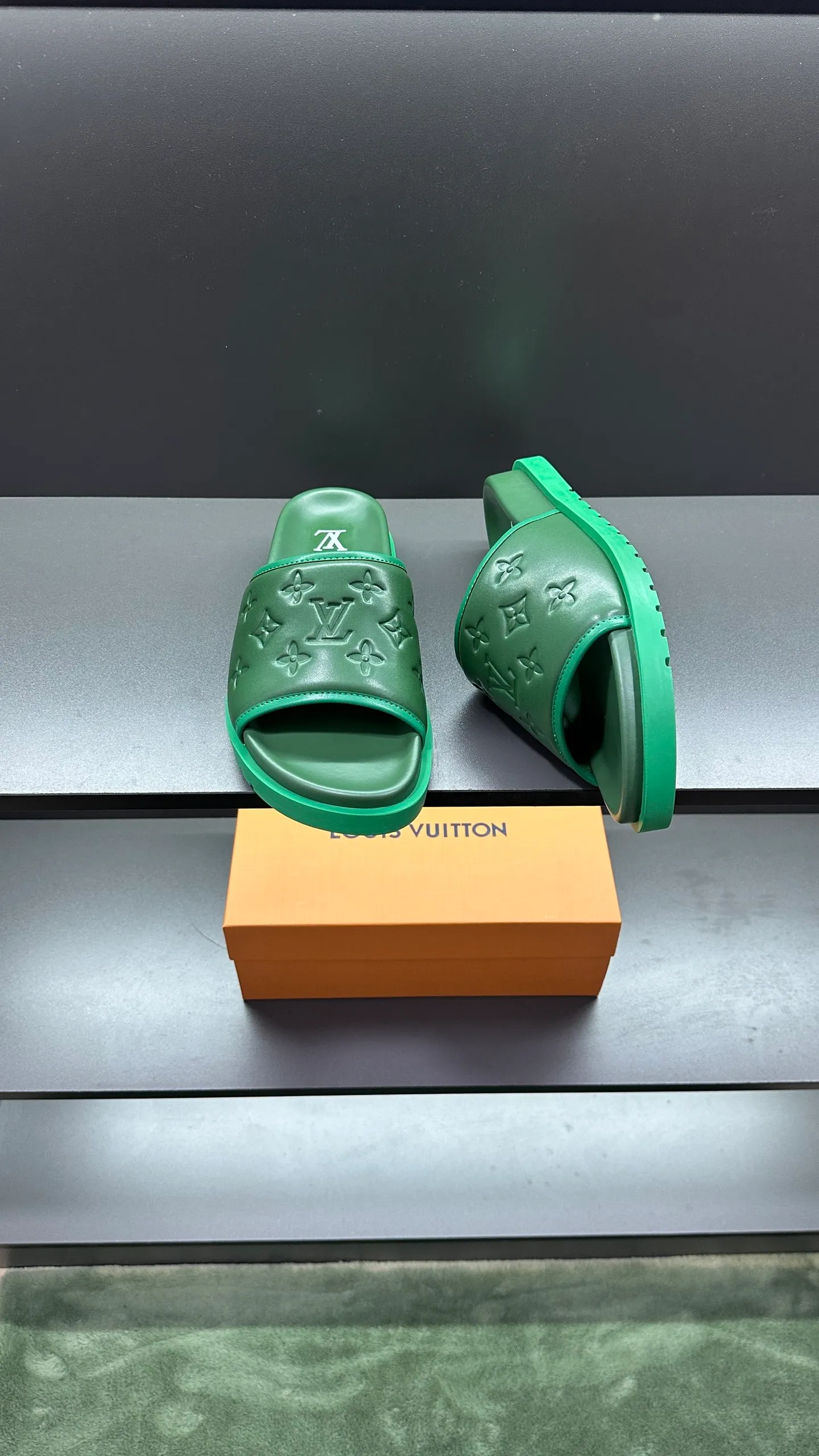 [L Home] P: 300💰Size: 38-45 Top purchasing lv men's summer slippers, classic presbyopia with soft real leather lining, unique color splicing effect, distinctive personality, fashionable and trendy essential style, light and comfortable. Lightweight and tough rubber insole, micro ridged foam outsole, super comfortable!